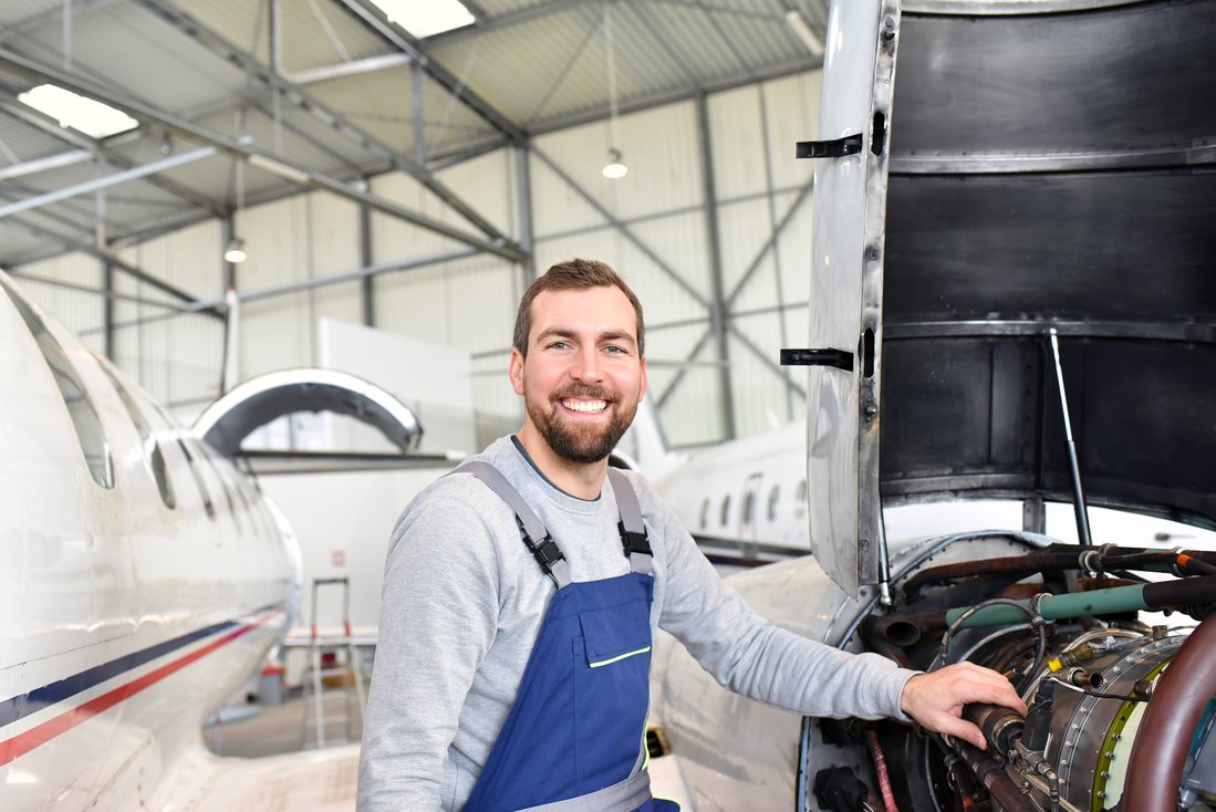 airplane mechanic